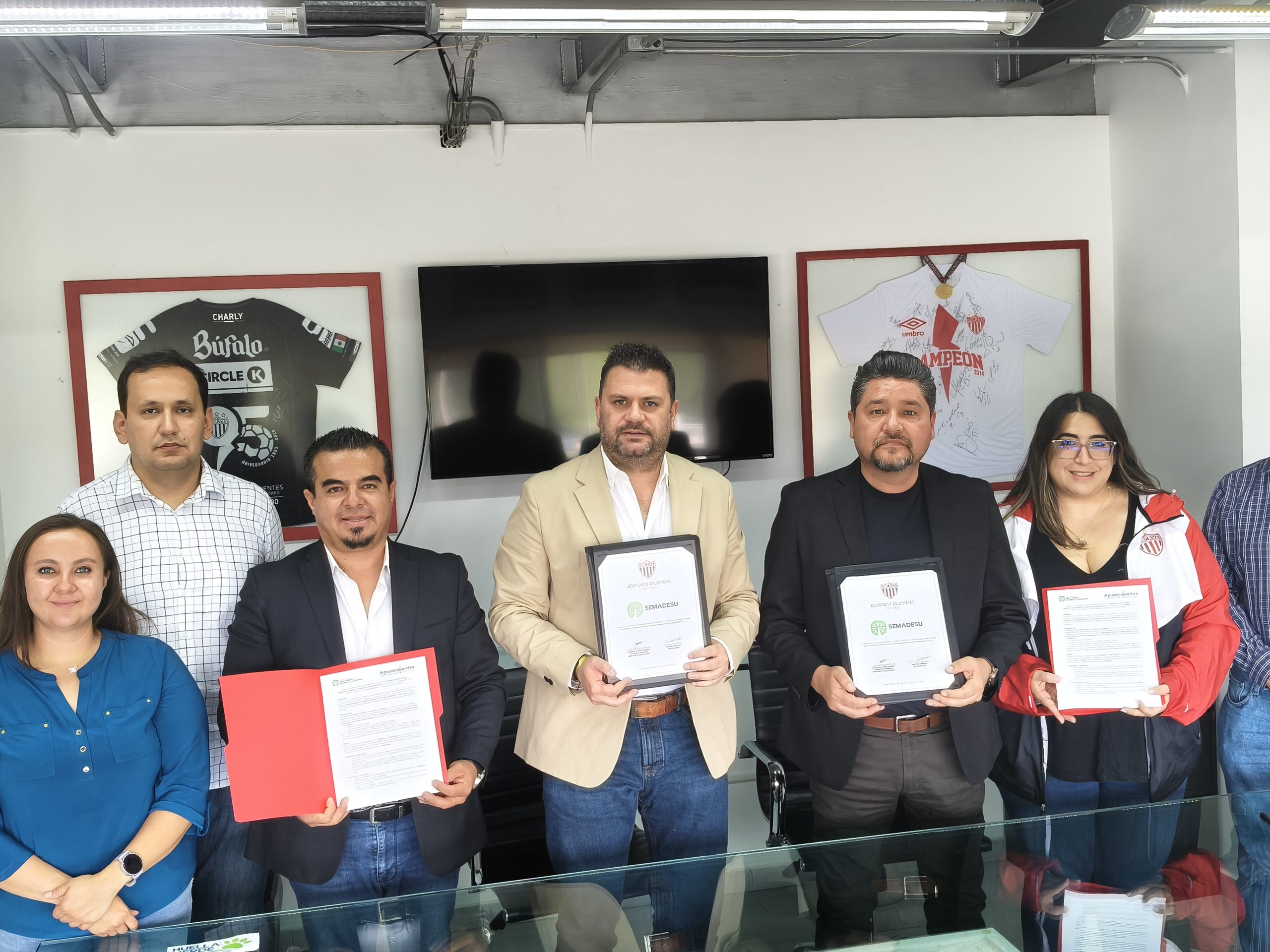 Firman SEMADESU y Club Necaxa convenio por el Medio Ambiente con el programa “Manos al Arroyo”