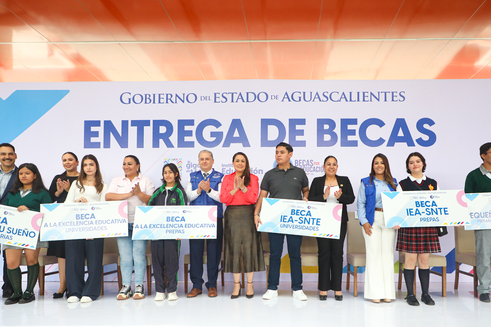 Tere Jiménez entrega Becas de Titulación a 2 mil jóvenes