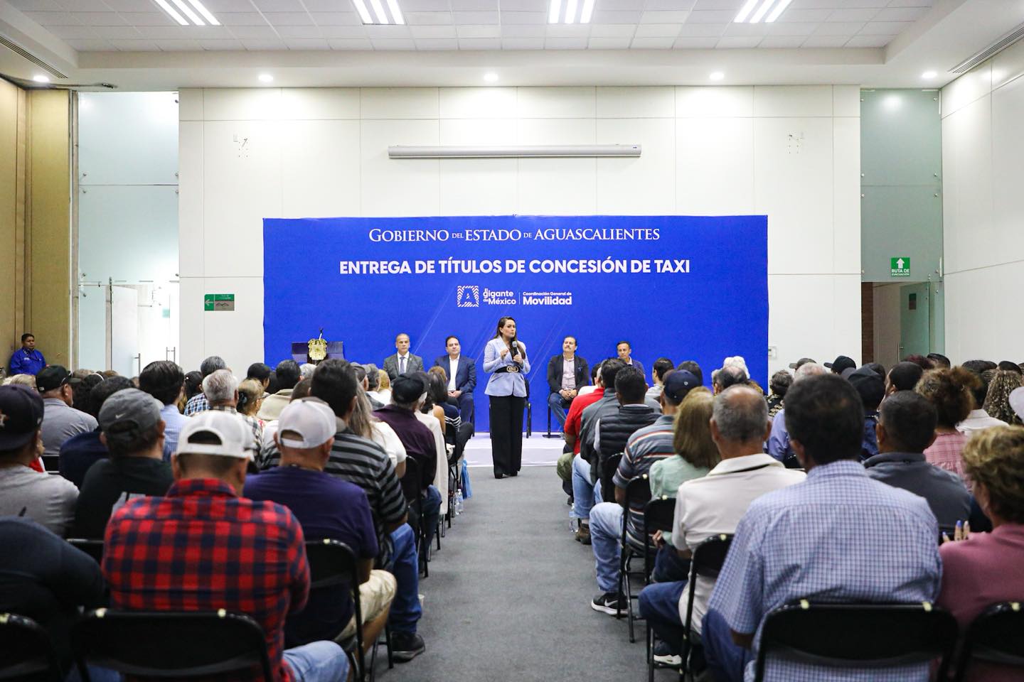 Con la renovación de títulos de concesión, Tere Jiménez asegura el correcto funcionamiento de taxis y combis