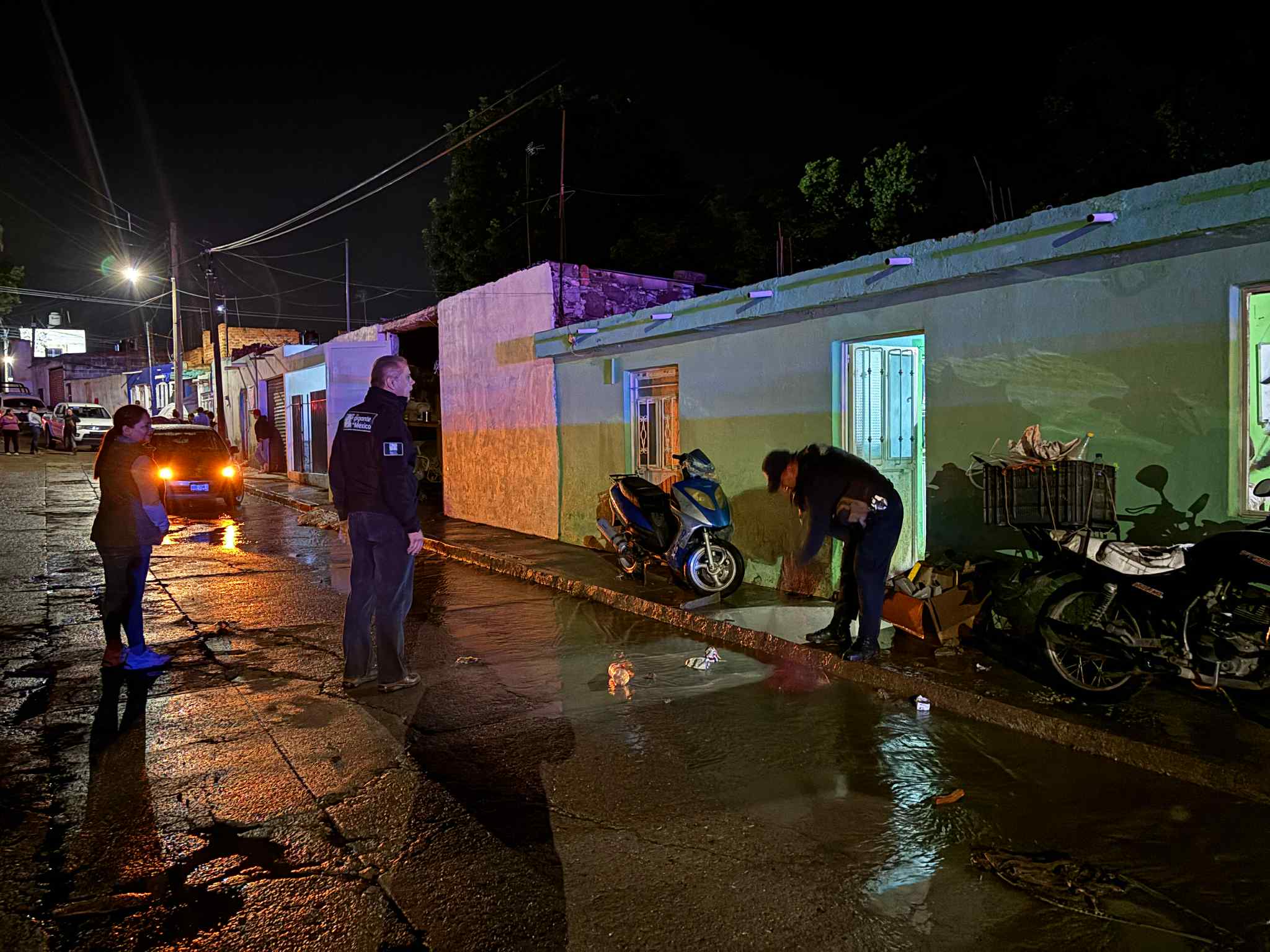 Atienden cuerpos de emergencia desbordamiento de arroyo en Asientos; no se reportan personas lesionadas