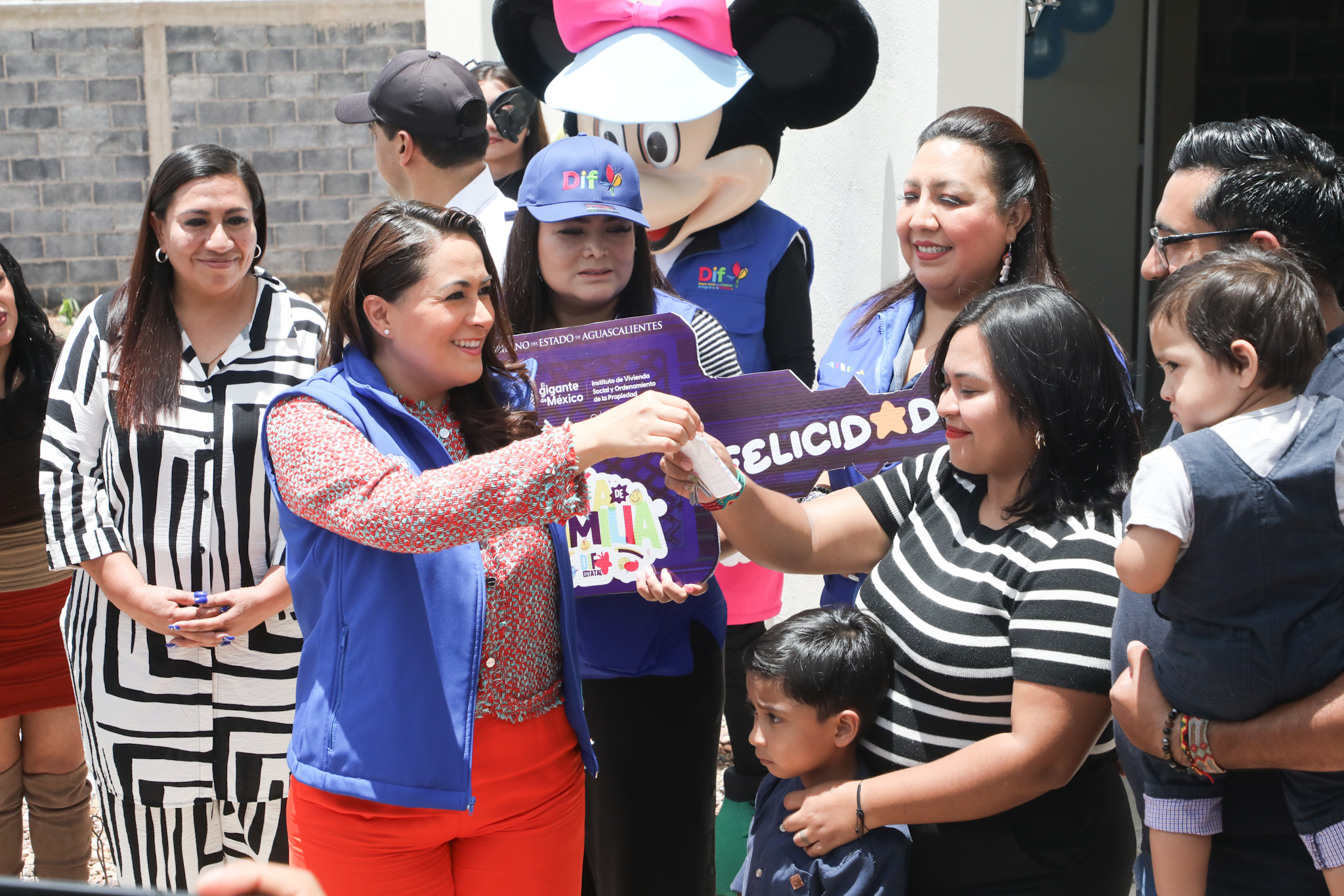 Ganadores del Día de la Familia recibieron las llaves de sus casas a manos de Tere Jiménez
