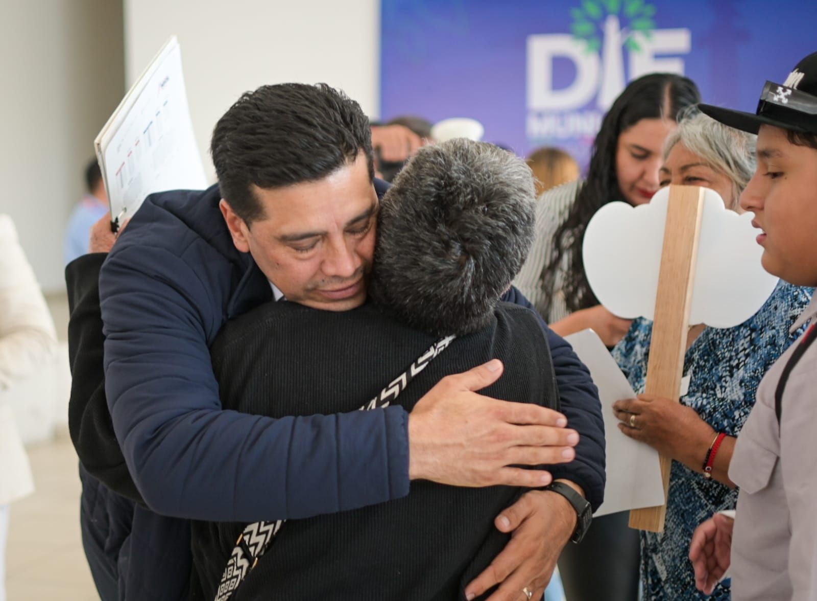 Entregó Leo Montañez aparatos que transformarán la vida de personas con discapacidad auditiva
