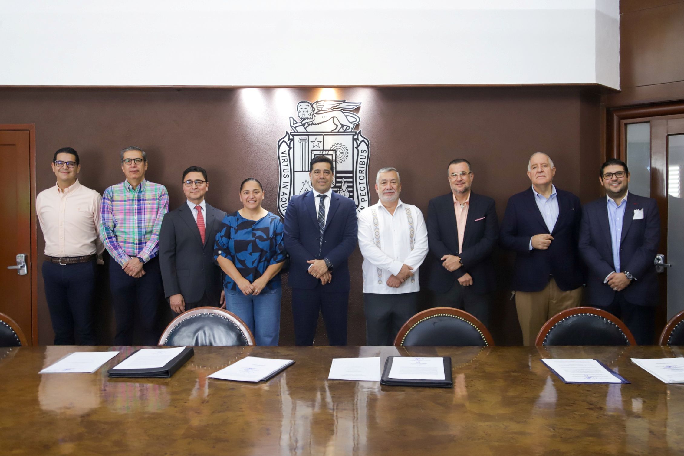 Firma Leo Montañez escrituras para consolidar mejores espacios públicos