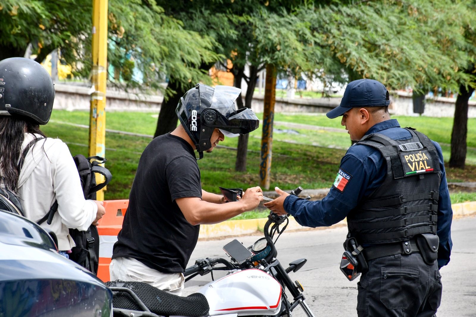 Refuerza Policía Municipal operativo de revisión a motociclistas