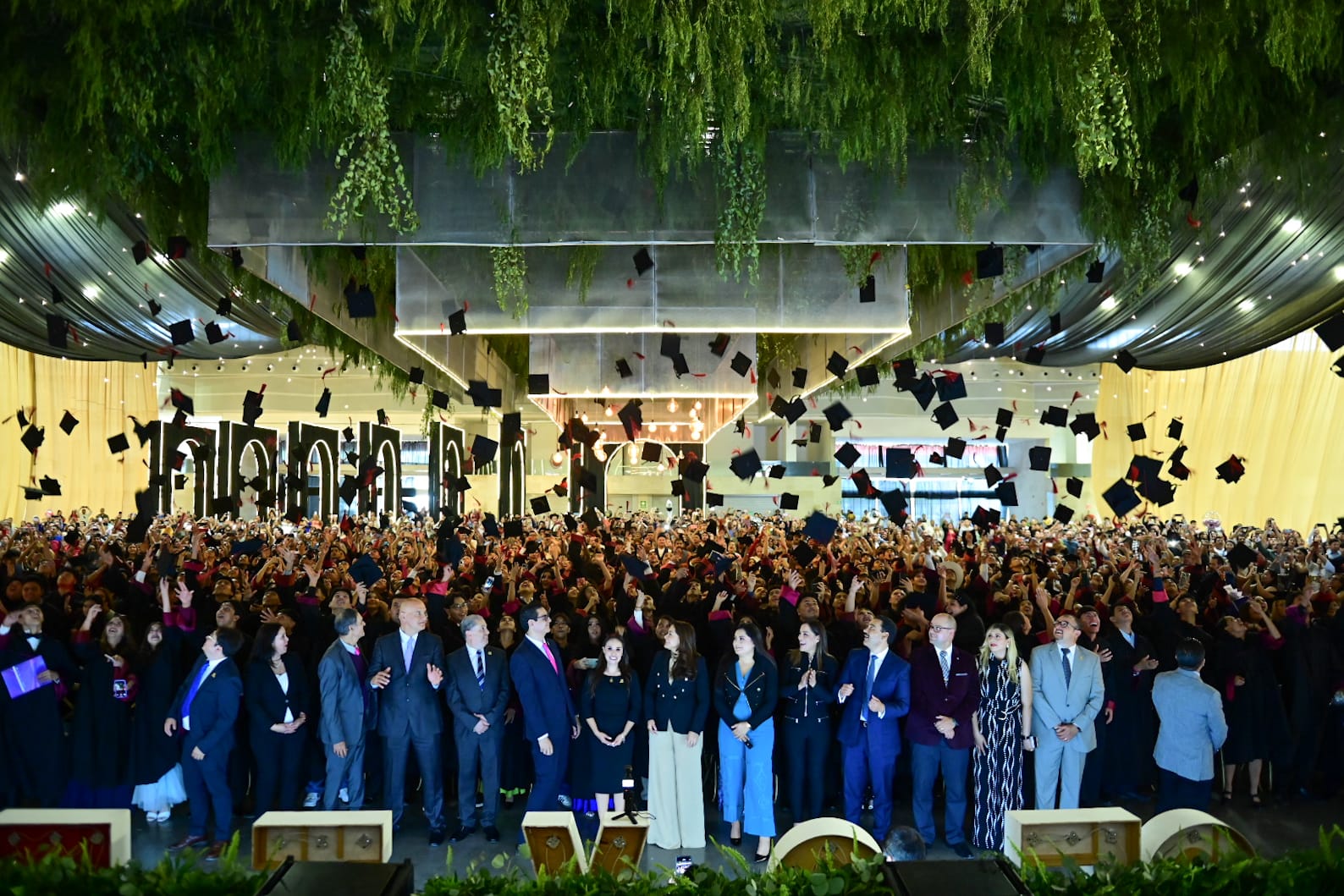Felicita Tere Jiménez a graduados del Cecytea; los invita a continuar su preparación por un mejor futuro