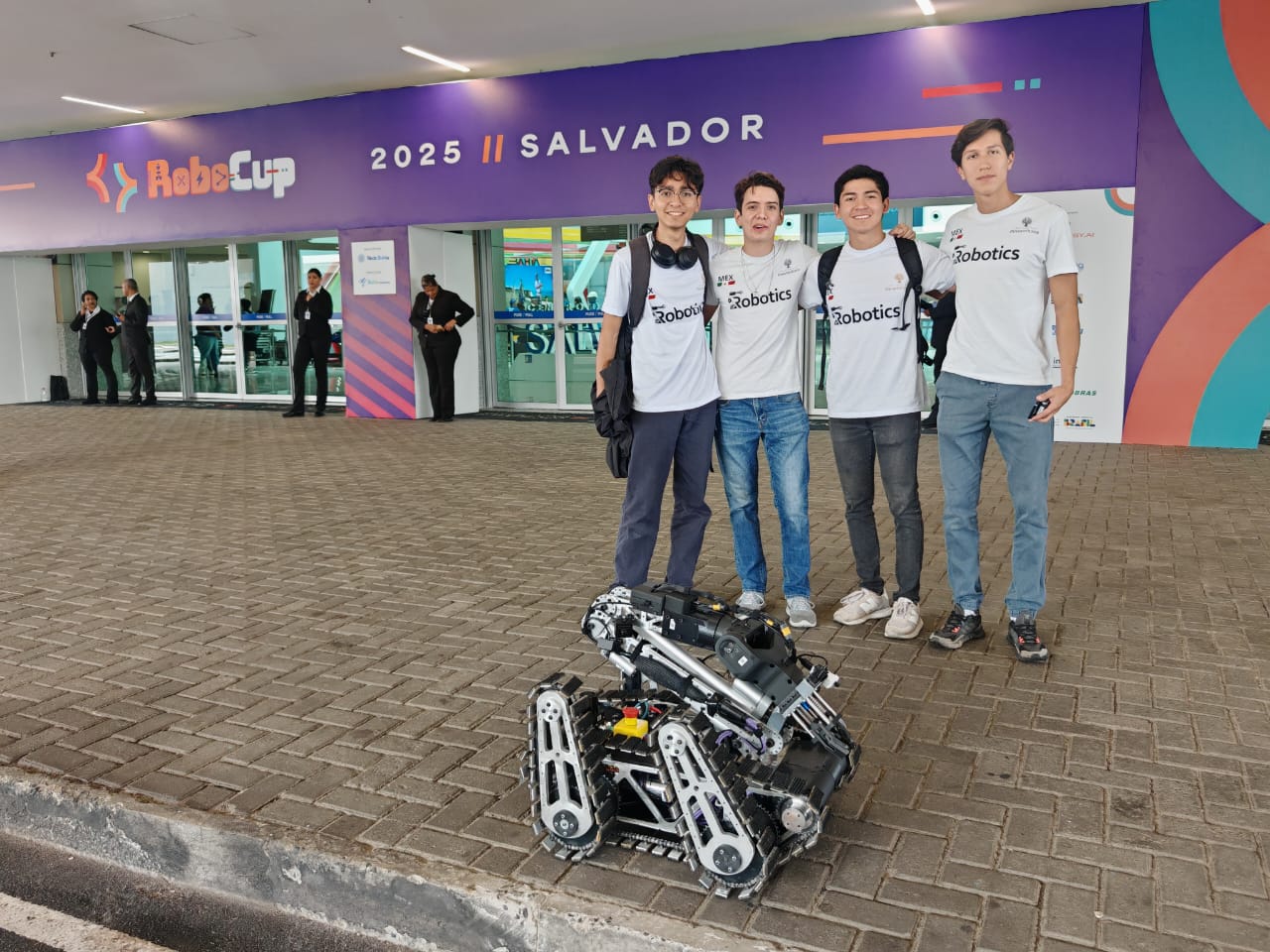 Estudiantes de Aguascalientes compiten en uno de los torneos de robótica más importantes de mundo