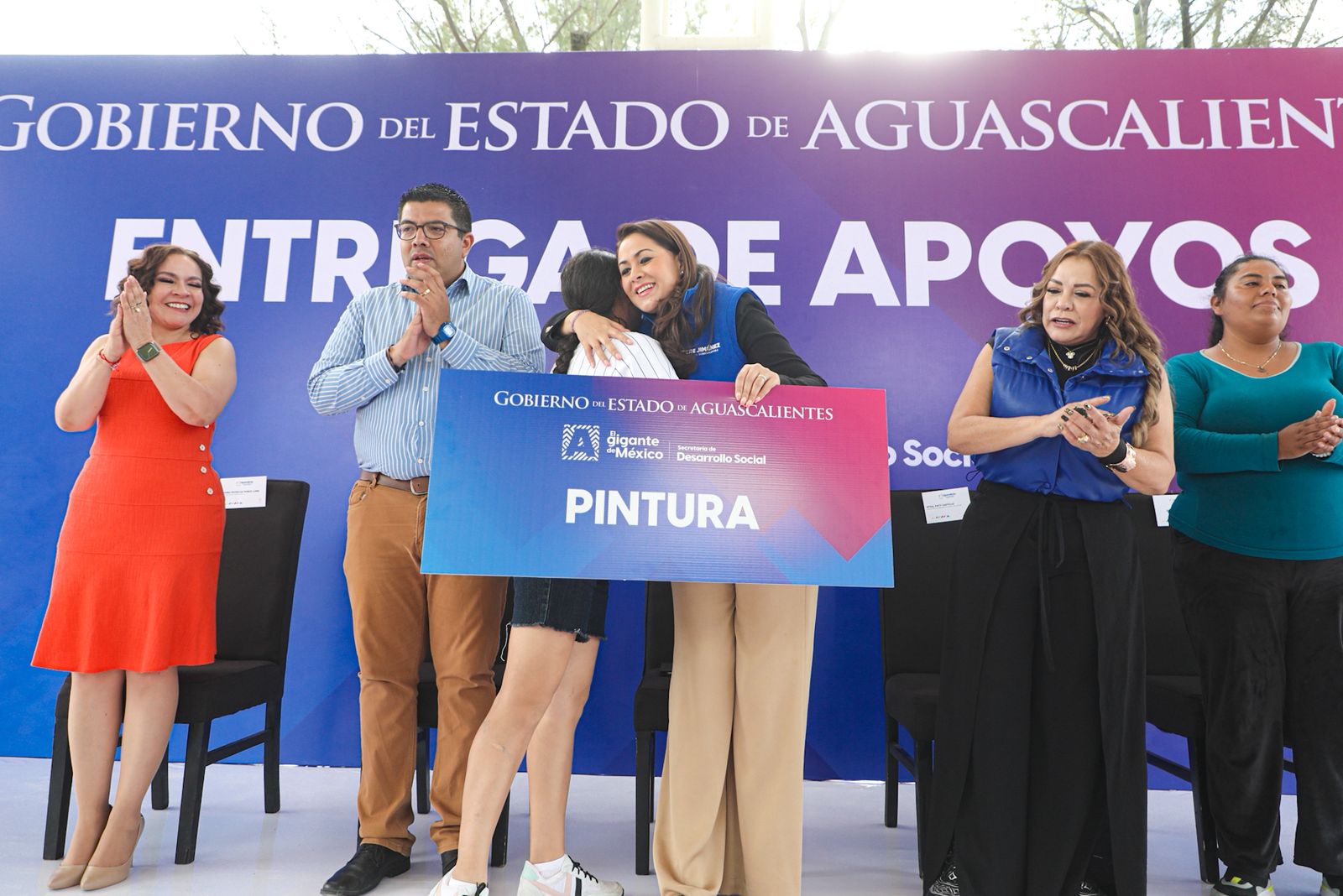 Tere Jiménez entrega apoyos a 800 familias de Jesús María para mejorar su vivienda