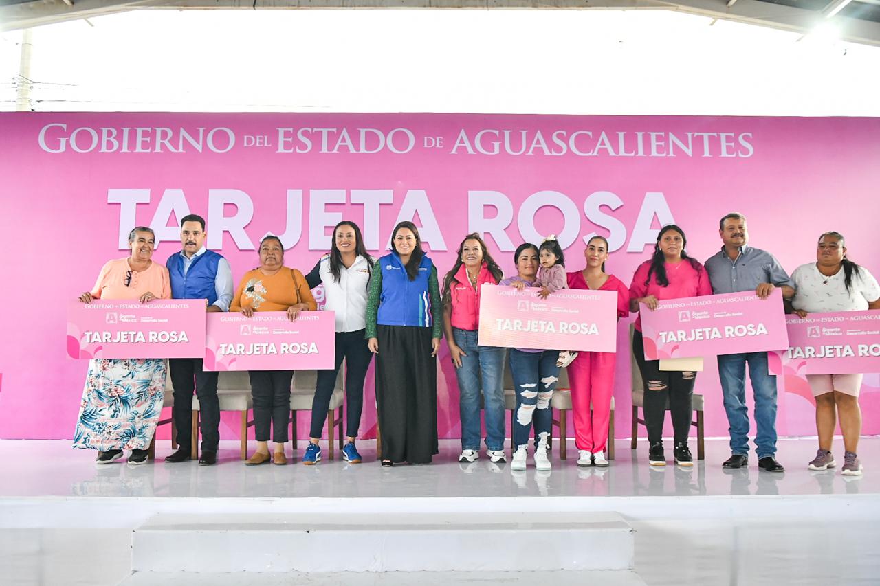 Tere Jiménez entrega tarjetas rosas a mujeres de Pabellón de Arteaga y reconoce su labor social