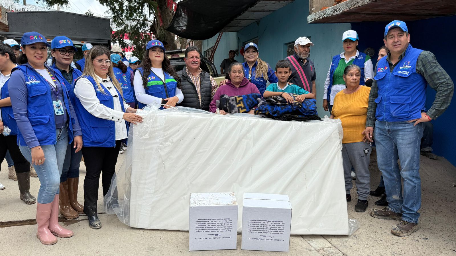Gobierno del Estado apoya a las familias afectadas por el desbordamiento de arroyo en Asientos