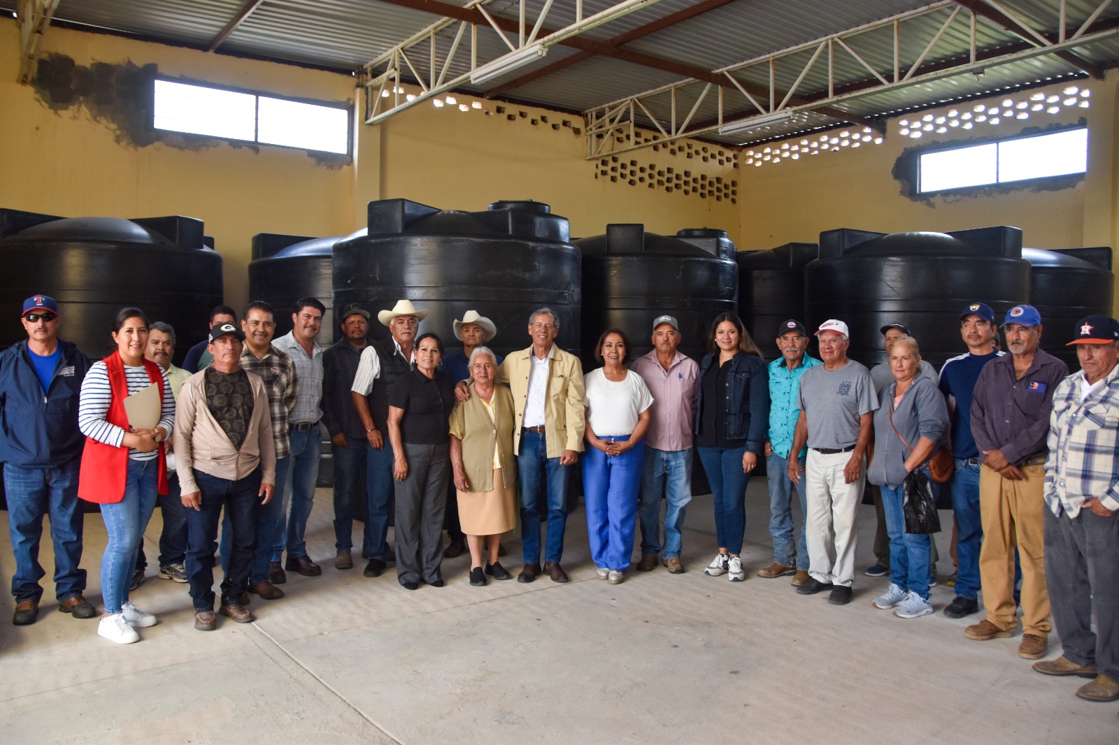 Apoya Tere Jiménez a pequeños productores con cisternas y equipamiento para fortalecer su productividad