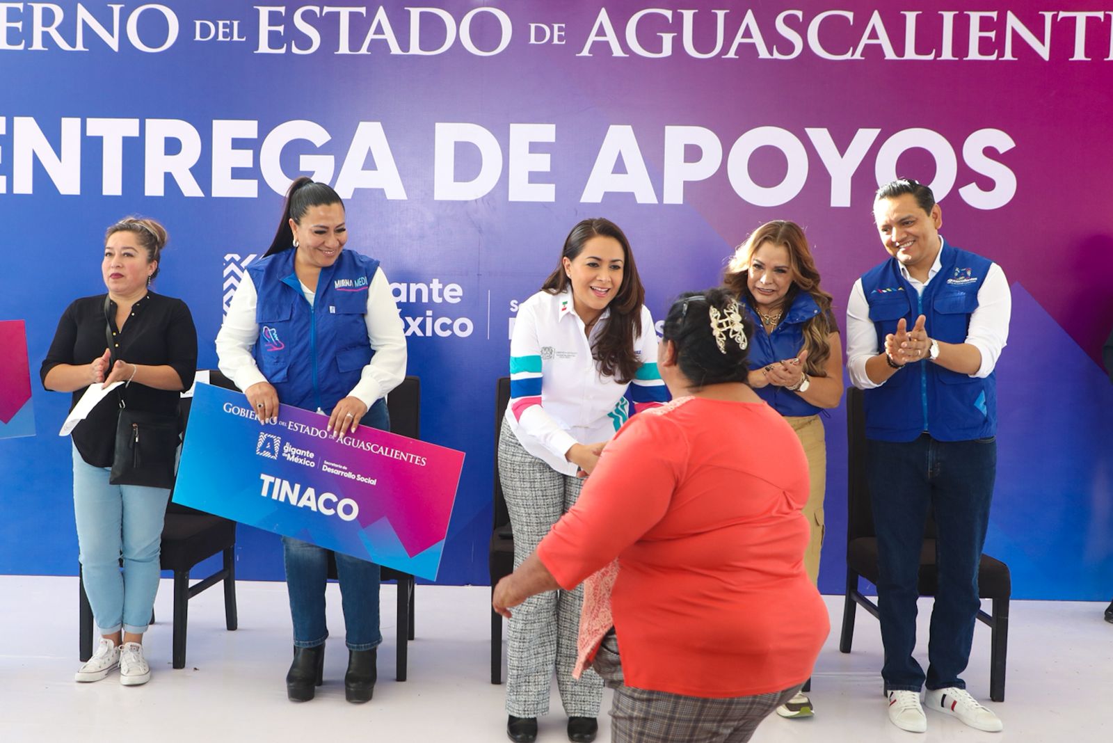 Tere Jiménez entrega material a familias del oriente para mejorar sus viviendas