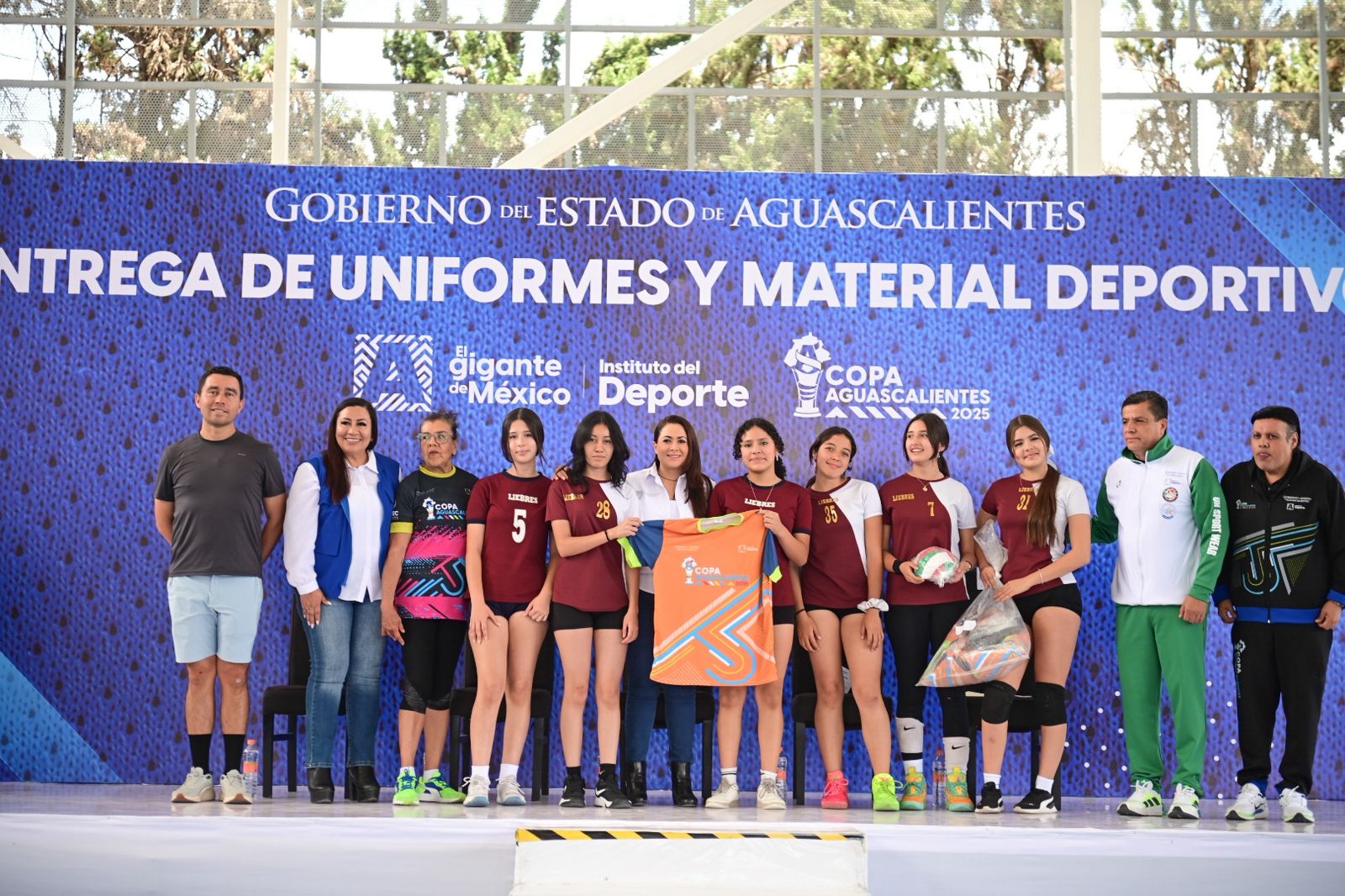Tere Jiménez entrega uniformes a atletas de la Copa Aguascalientes