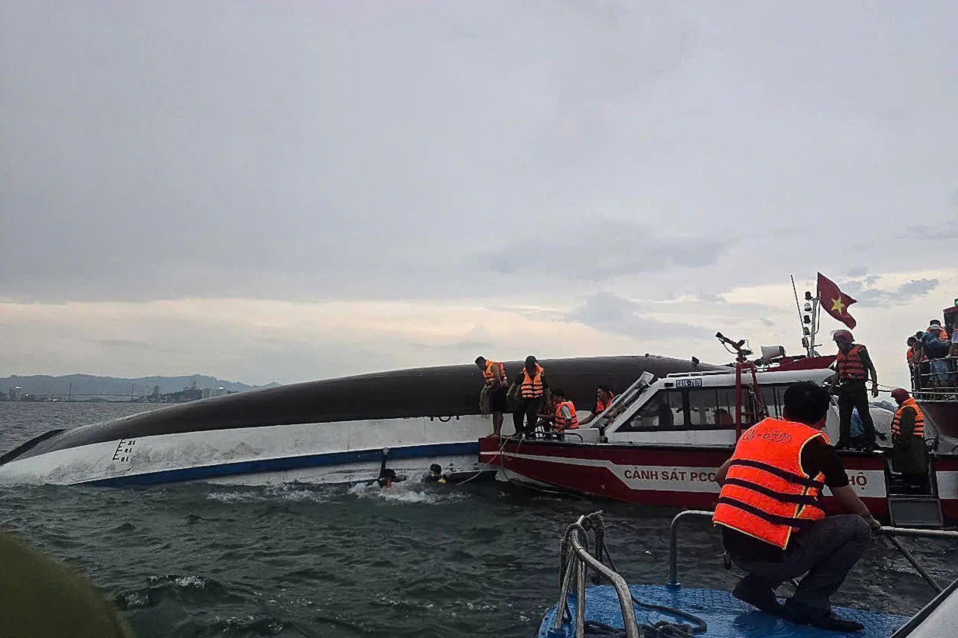 Al menos 29 muertos tras volcarse un barco turístico en Vietnam