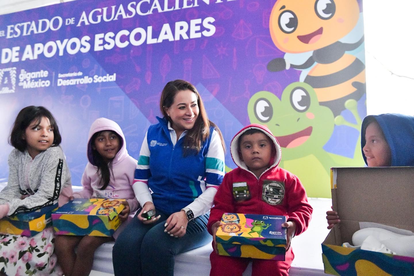 Continúa Tere Jiménez con la entrega de más de 72 mil apoyos escolares en todo el estado