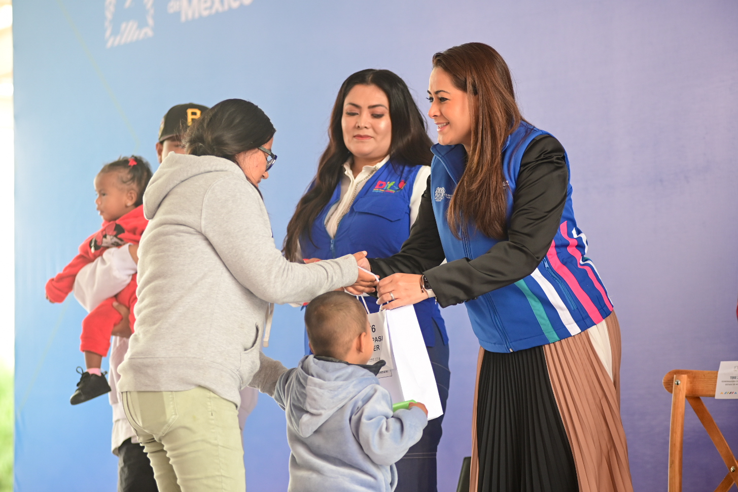 Tere y Aurora Jiménez transforman vidas con entrega de 170 aparatos auditivos