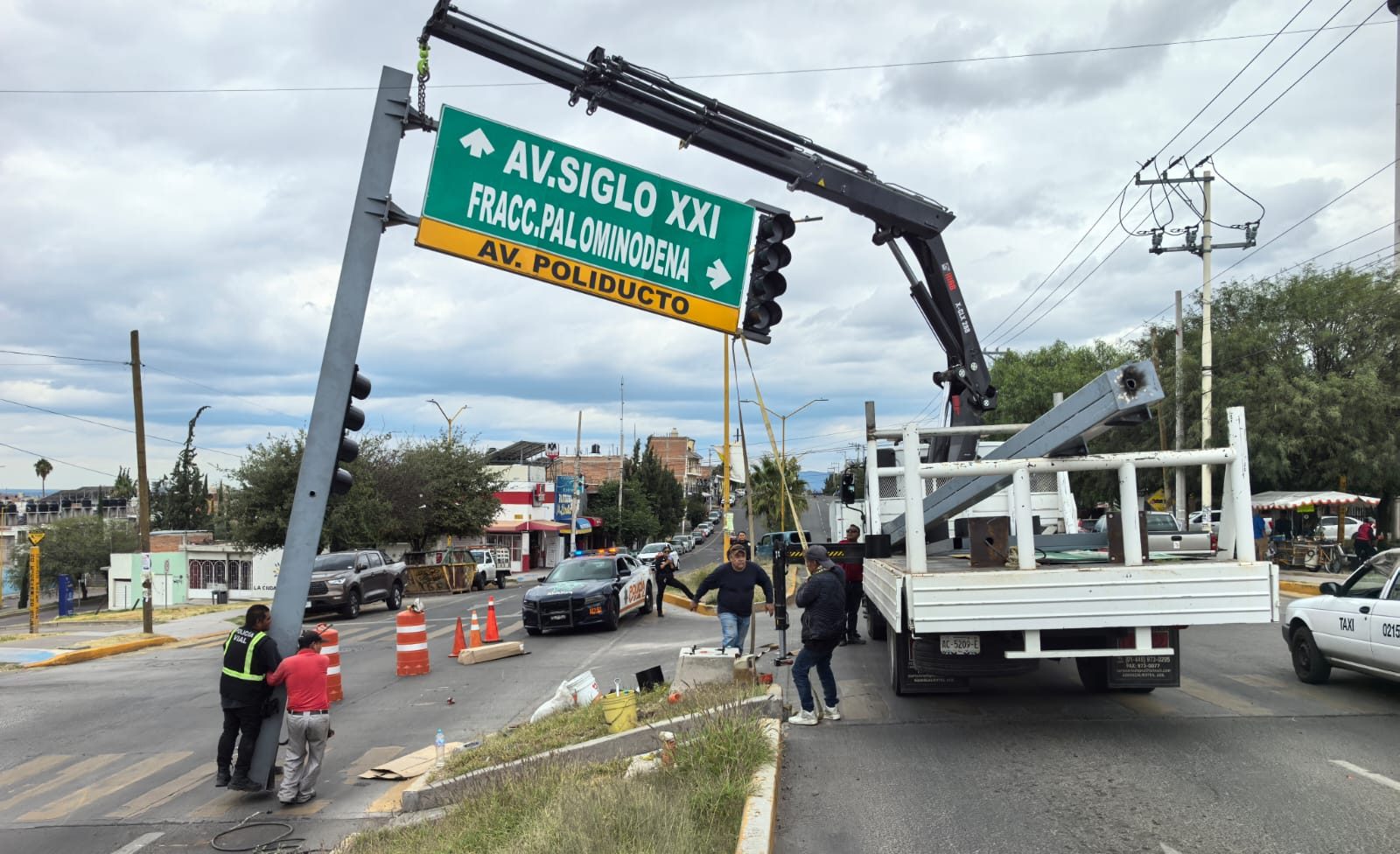 Refuerza municipio la seguridad vial con nuevo semáforo en cruce de Rodolfo Landeros y Poliducto