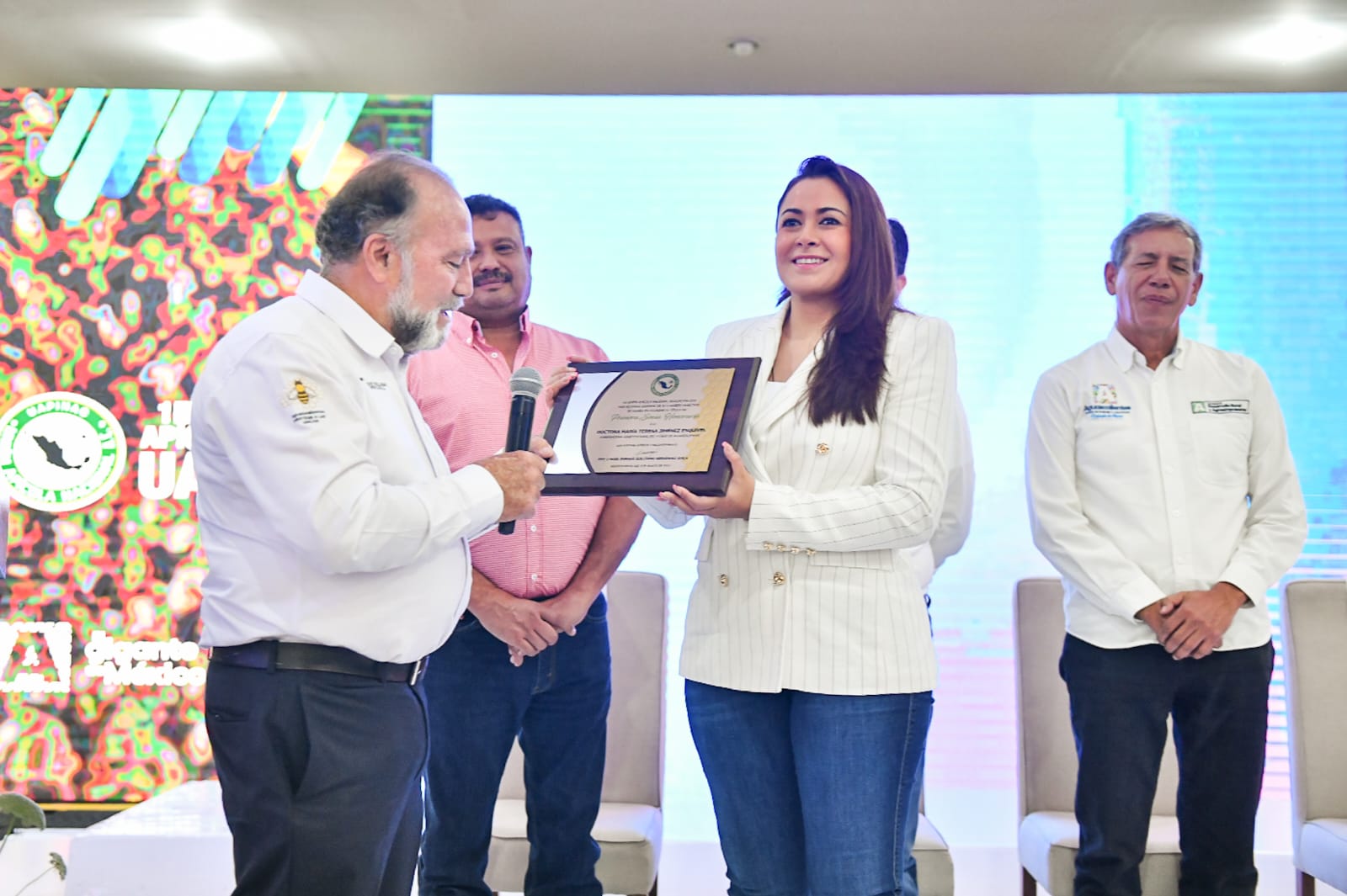 Desde Aguascalientes, Tere Jiménez reconoce la valiosa labor de los apicultores de todo el país