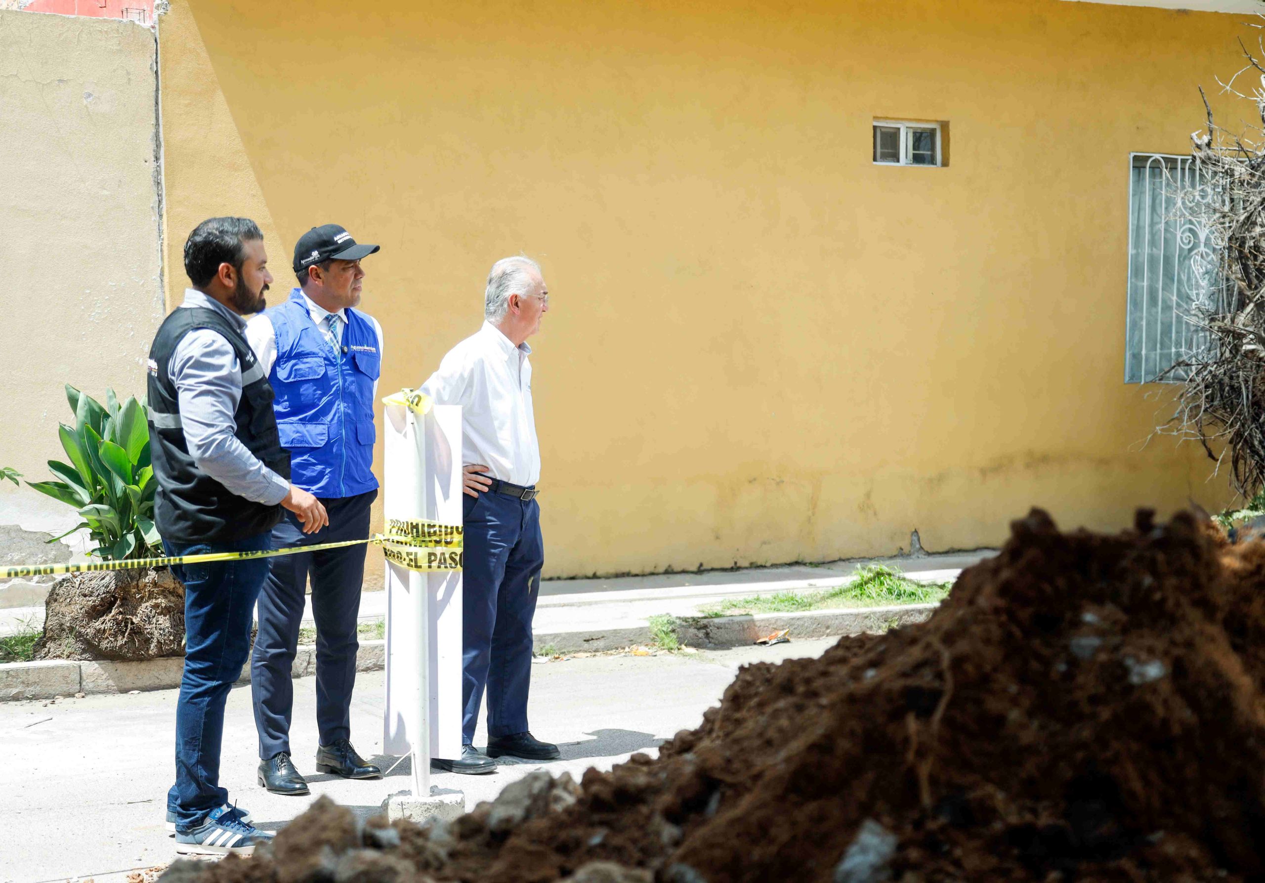 Supervisa Leo Montañez obra de rehabilitación sanitaria en Colinas del Río