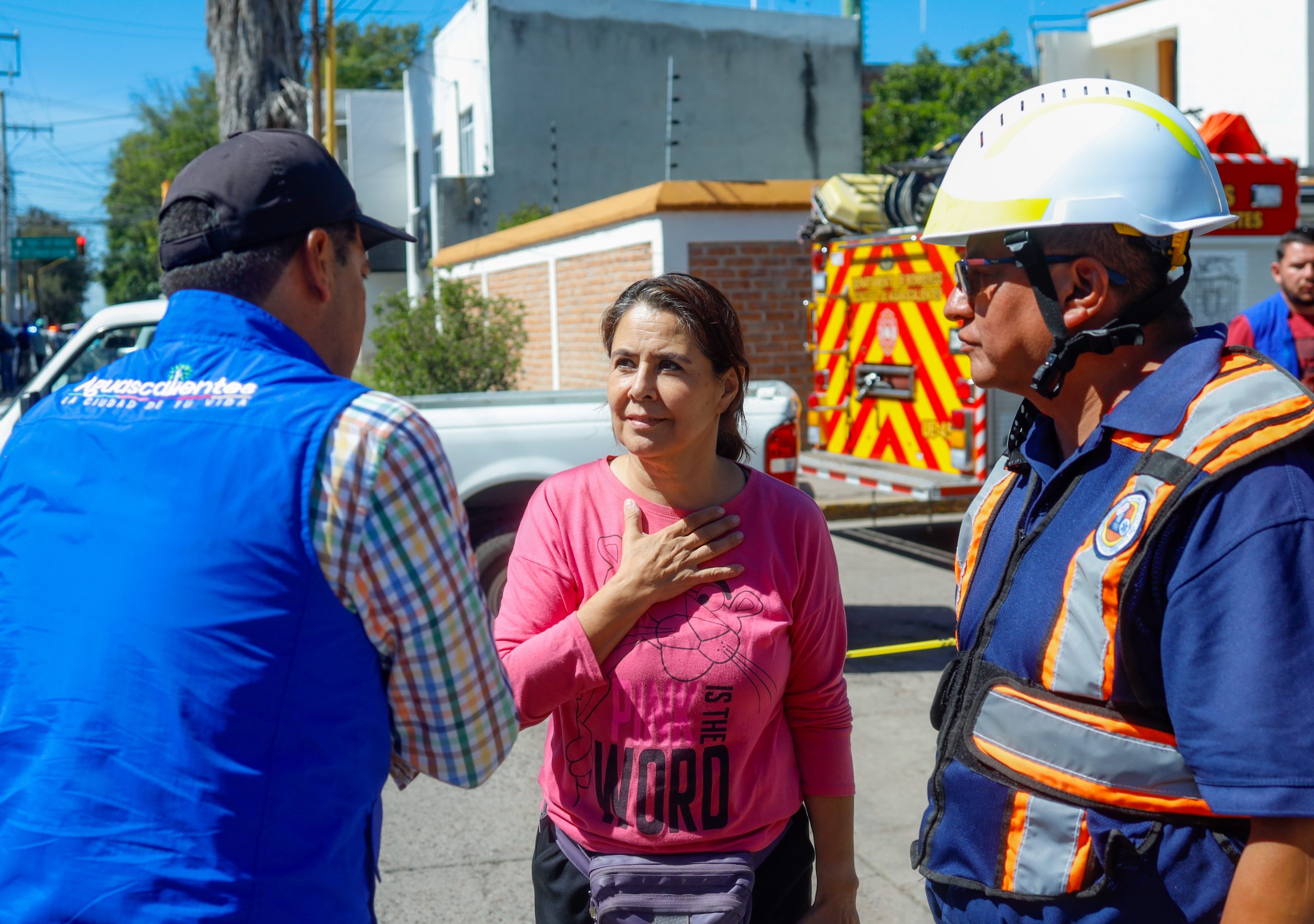 Recorre Leo Montañez zona afectada por la explosión en el fraccionamiento Valle del Campestre