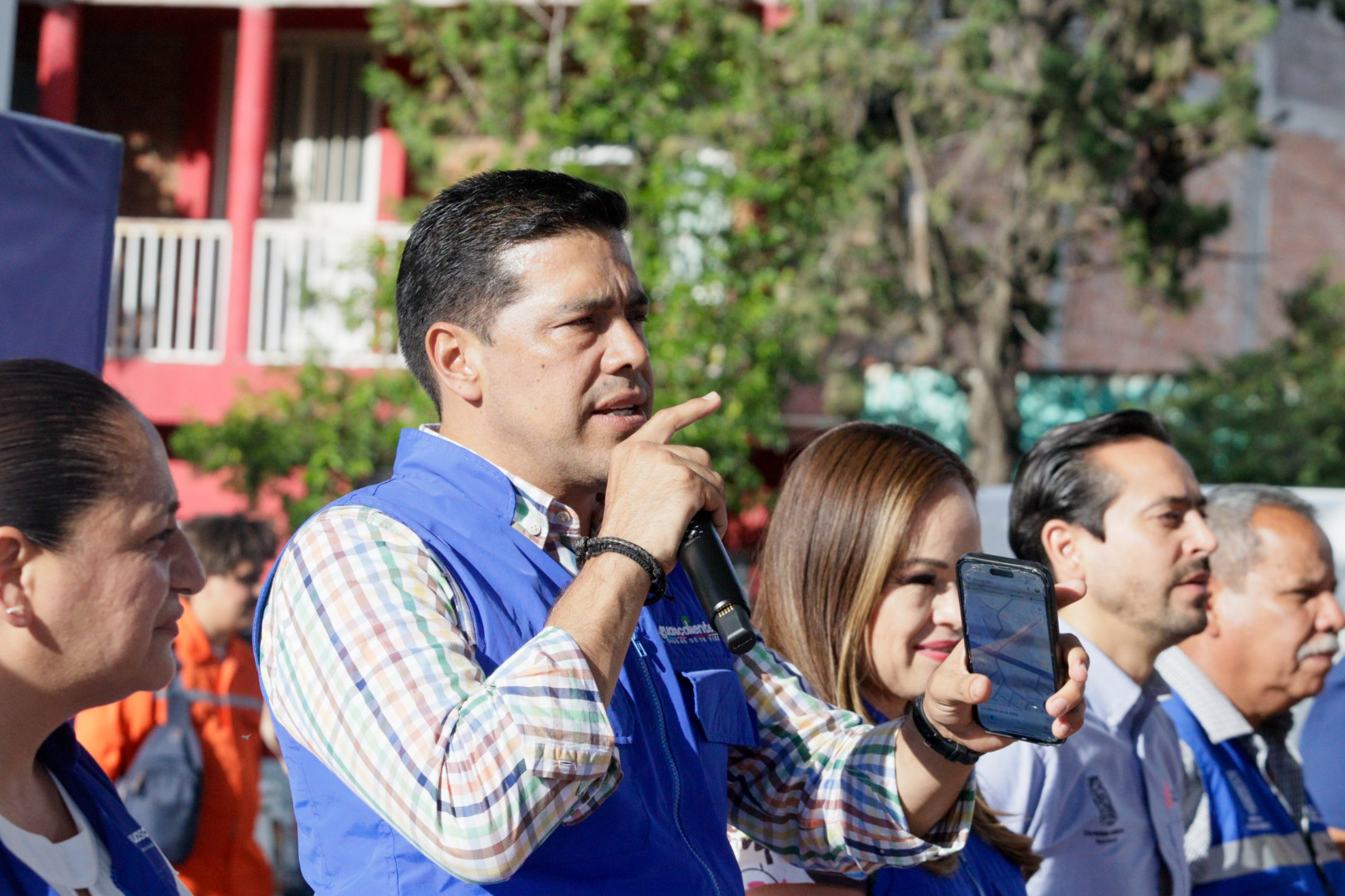 Visita Leo Montañez comunidad de Cañada Honda