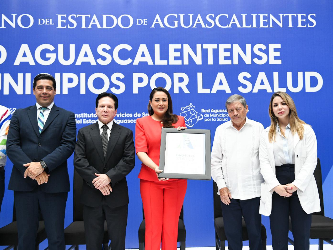 Tere Jiménez recibe reconocimientos por impulsar la salud en Aguascalientes y pone en marcha la red de municipios por la salud