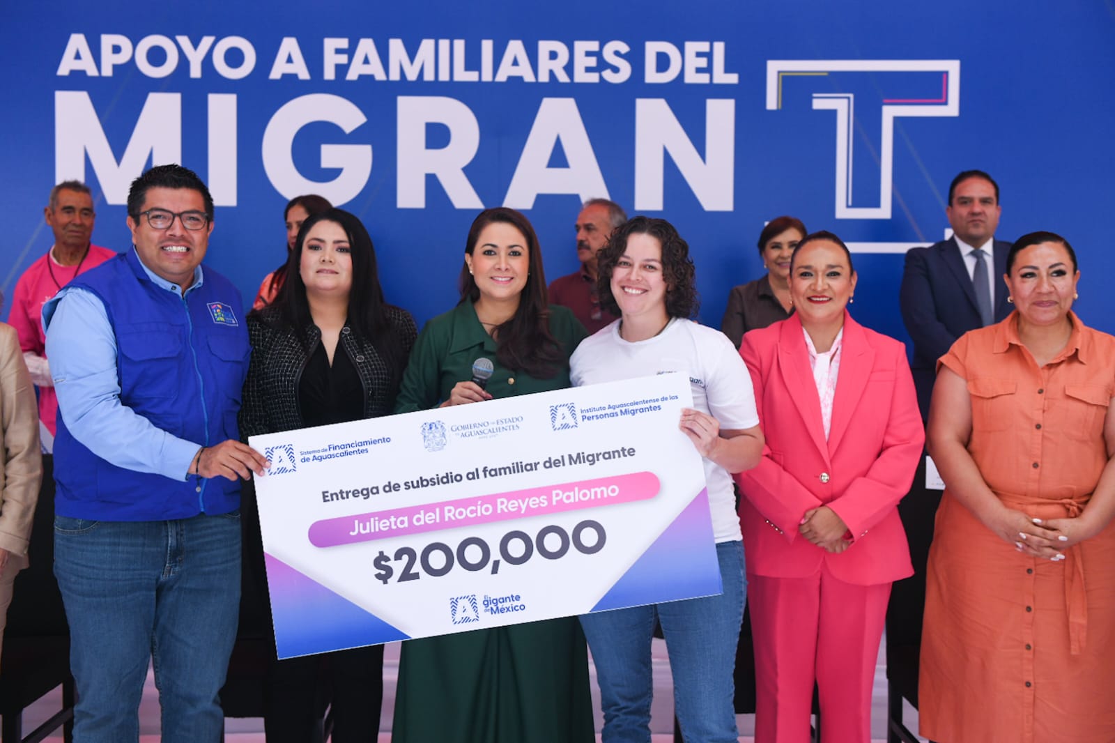 Tere Jiménez entrega apoyos económicos a familiares de migrantes para que puedan emprender un negocio