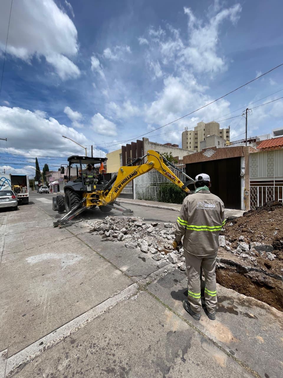 MIAA adquiere nueva maquina retroexcavadora para eficientar trabajos de reparación