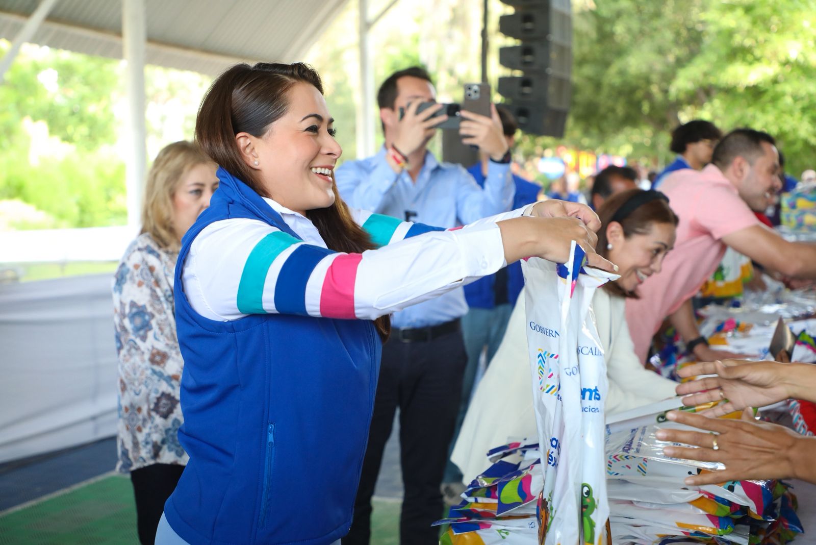 Tere Jiménez entrega útiles escolares, tenis y zapatos a estudiantes de Calvillo