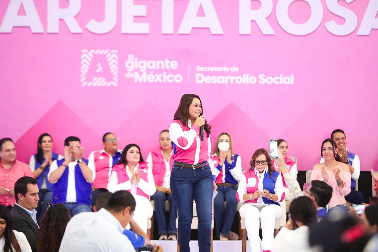 Entrega Tere Jiménez Tarjetas Rosas a mujeres de todo el estado