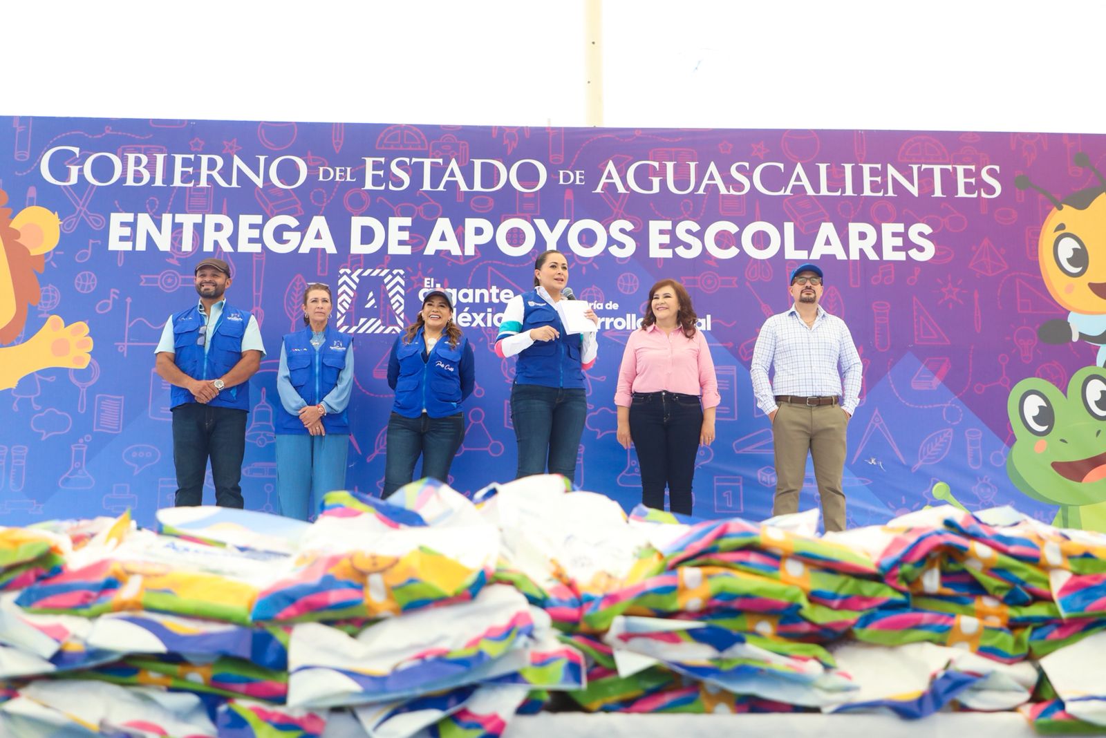 Tere Jiménez entrega apoyos escolares a más de 3 mil estudiantes de San José de Gracia y San Francisco de los Romo