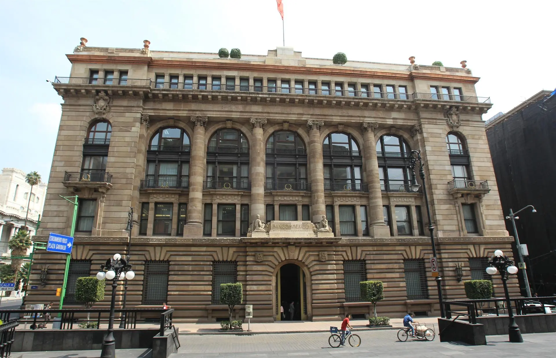 Banxico recorta la tasa de interés en 25 puntos, a 7.75%