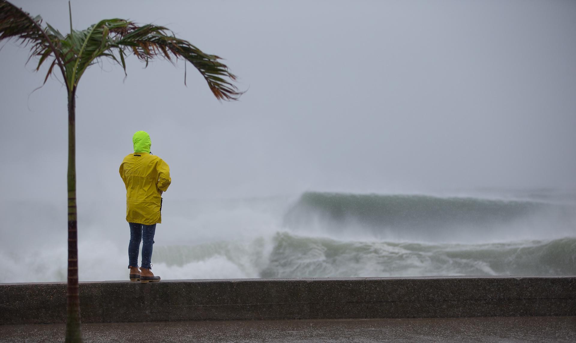 Huracán “Erin” gana potencia a categoría 4 en el Atlántico sin amenazas directas en tierra