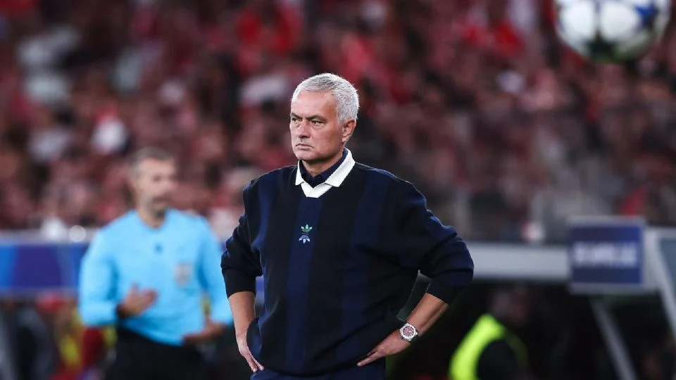 Edson Álvarez no será dirigido por José Mourinho, despedido por el Fenerbahçe tras no clasificar a la Champions