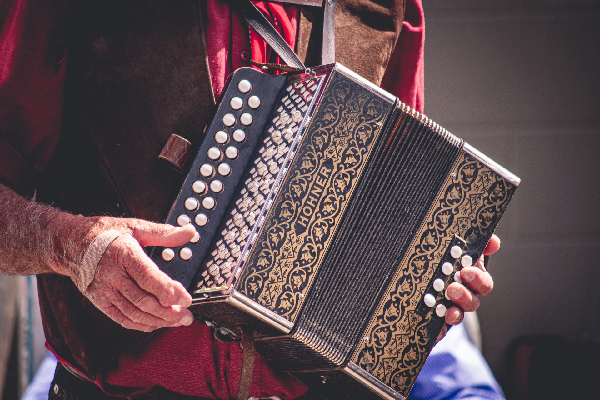 Querétaro prohíbe música que glorifique la violencia en espacios públicos
