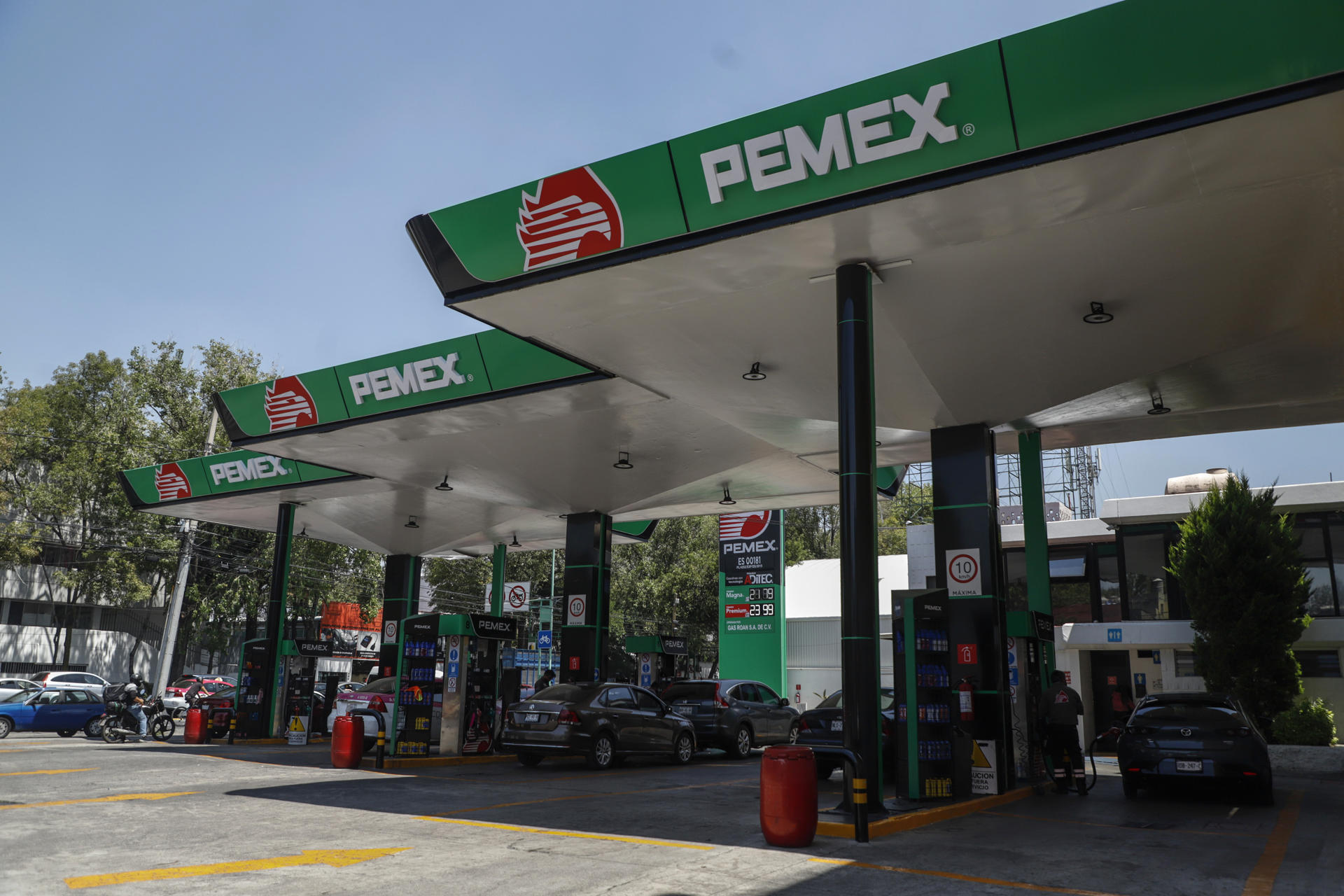 Sheinbaum afirma que desabasto de gasolina en CDMX y otros estados “ya se resolvió”