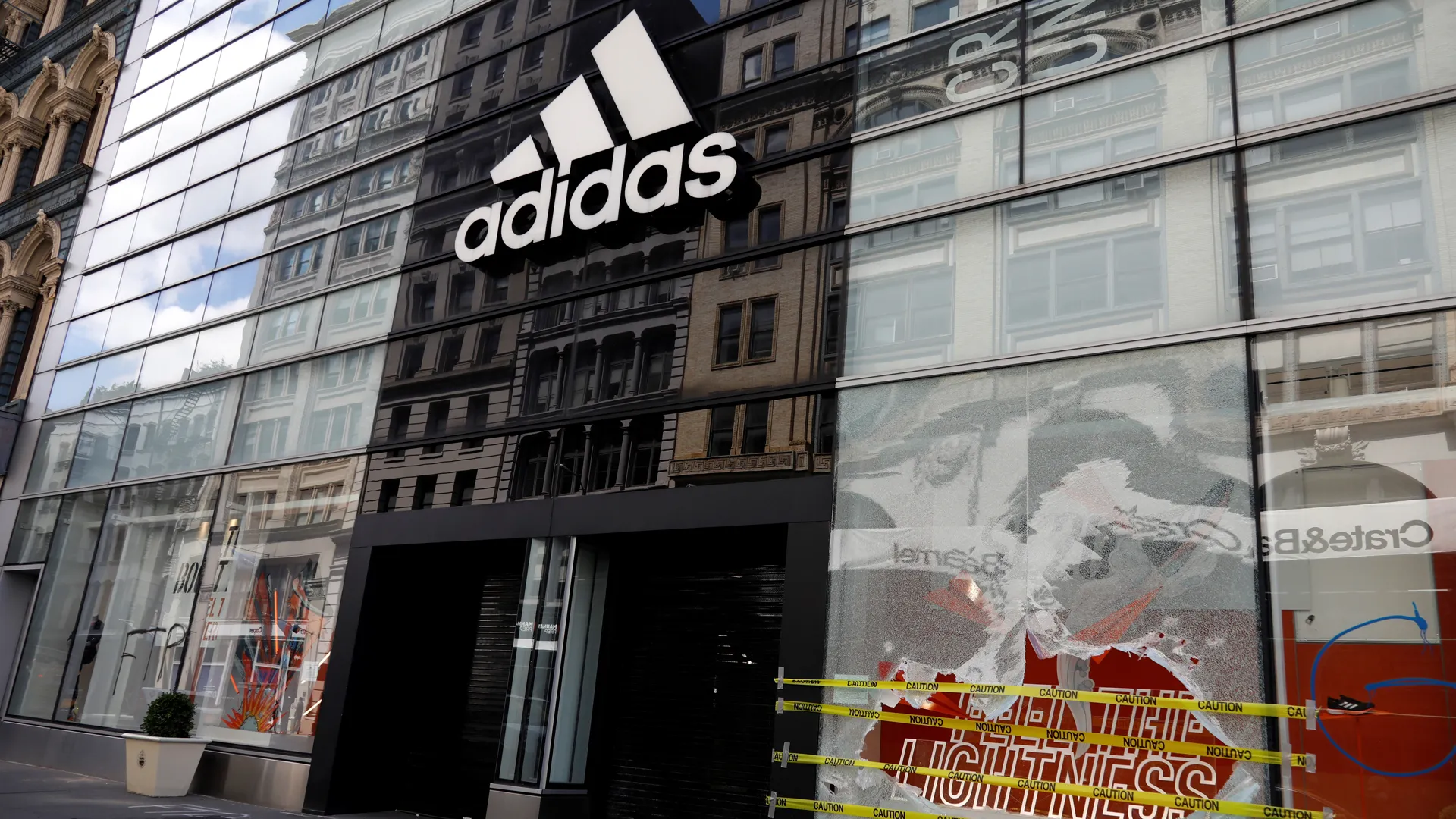 INPI condena apropiación cultural indebida de diseñador y Adidas con huaraches de Oaxaca