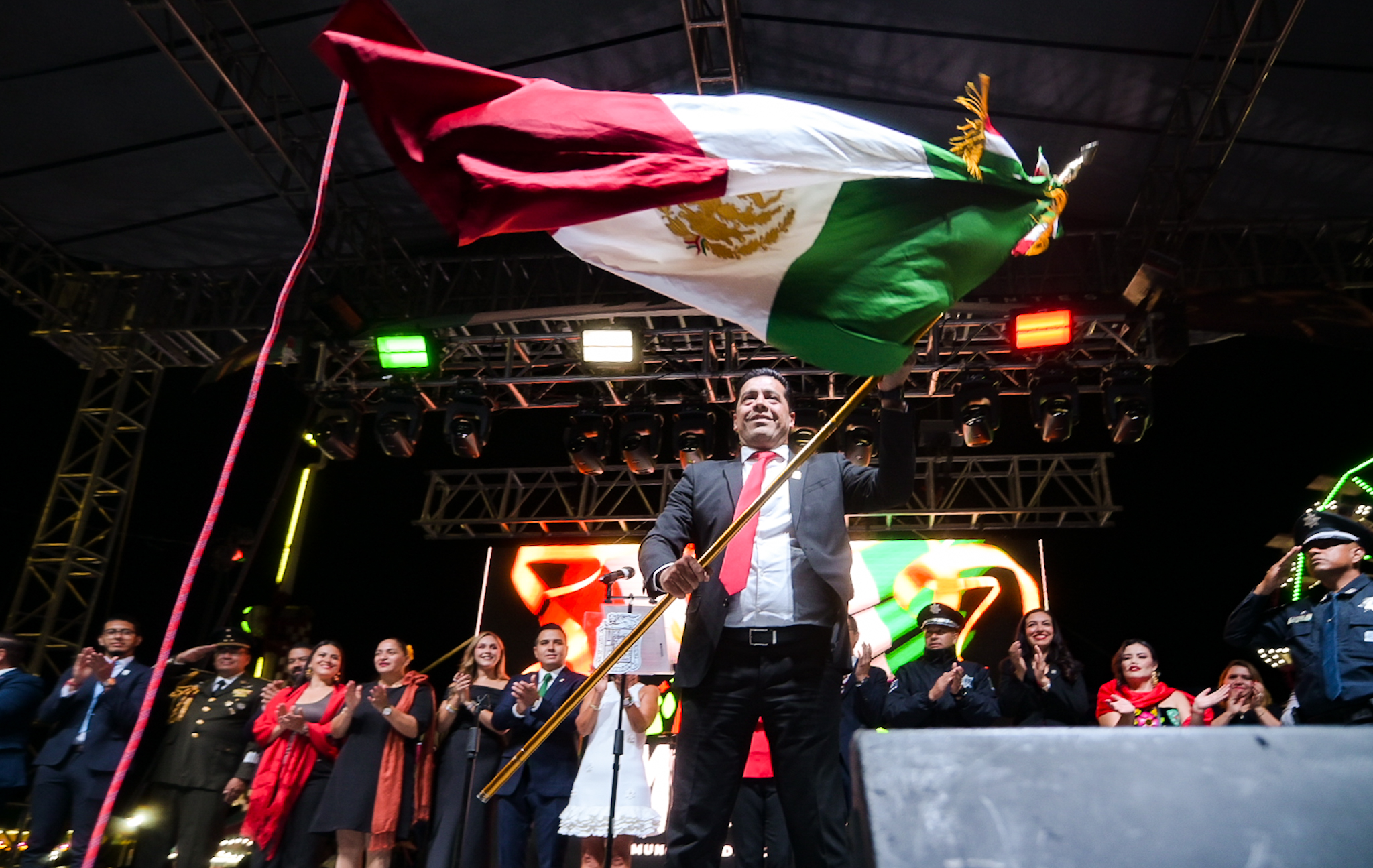 Honra Leo Montañez a los héroes que nos dieron patria con tradicional Grito de Independencia