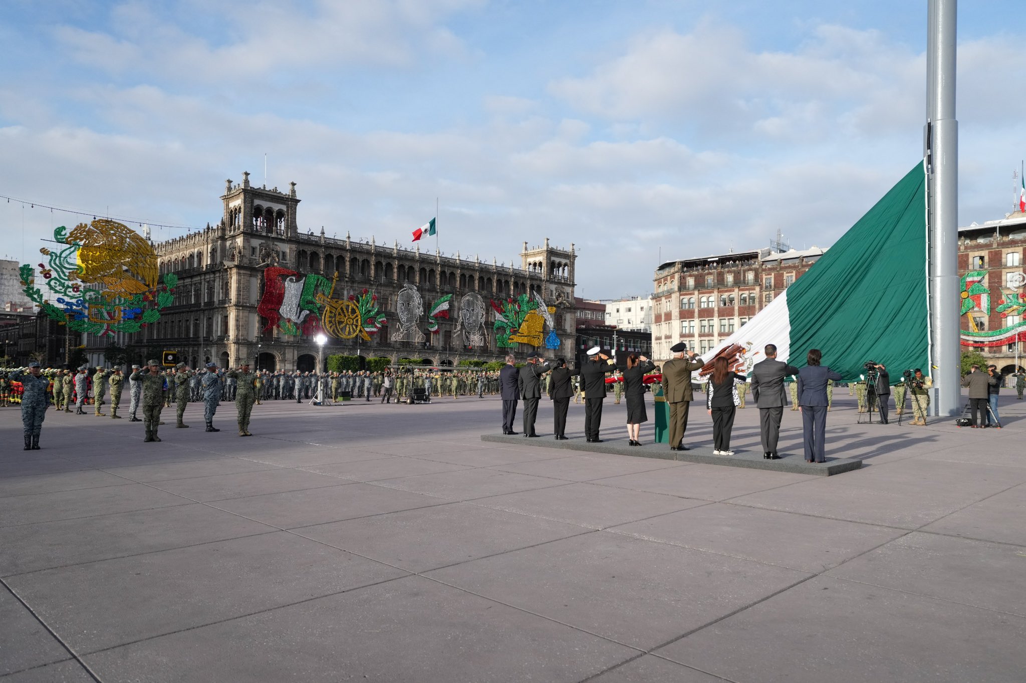 Sheinbaum encabeza izamiento de bandera a media asta por víctimas sismos de 1985 y 2017