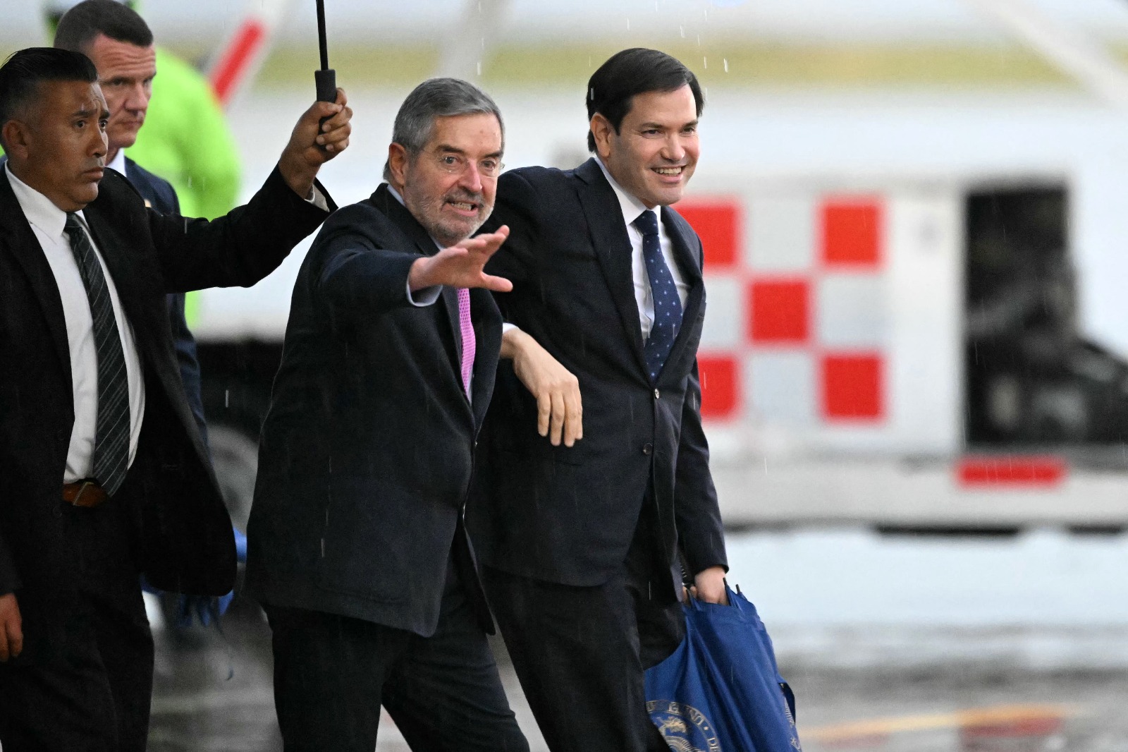 Marco Rubio llega a México; es recibido por el canciller Juan Ramón de la Fuente
