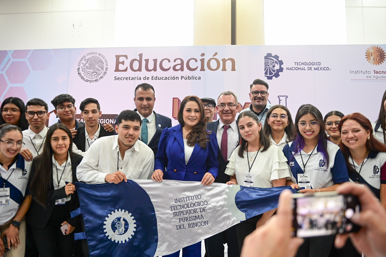 Tere Jiménez da la bienvenida a jóvenes de 9 estados que particiap en encuentro tecnológico con más de 180 proyectos
