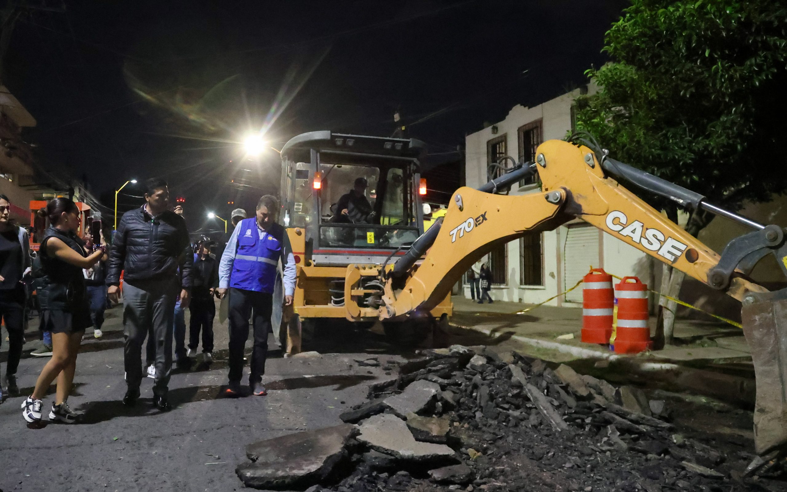 Arranca Leo Montañez rehabilitación de carpeta asfáltica de calle Vázquez del Mercado