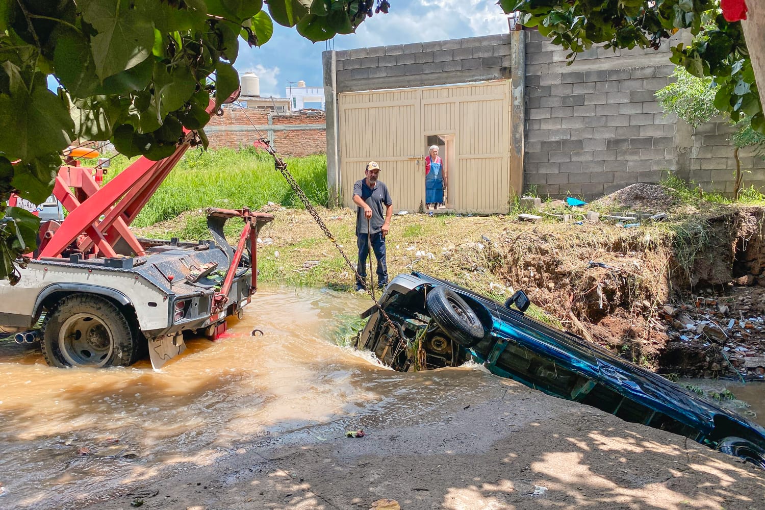 Dan soporte a familias afectadas por lluvias en Calvillo