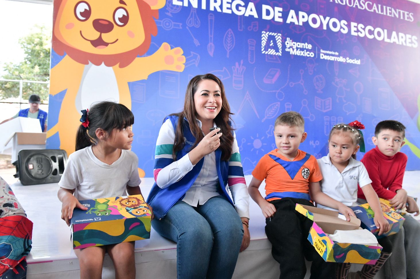 Tere Jiménez entrega útiles escolares a más de 2 mil 400 familias de la Altavitsa y Villas de Nuestra Señora de la Asunción