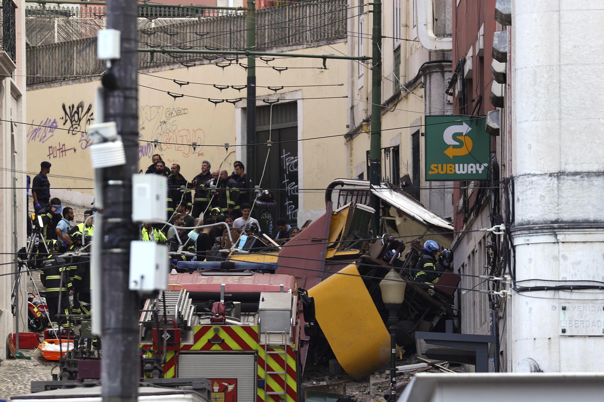 Varios muertos al descarrilar un funicular en Lisboa, Portugal