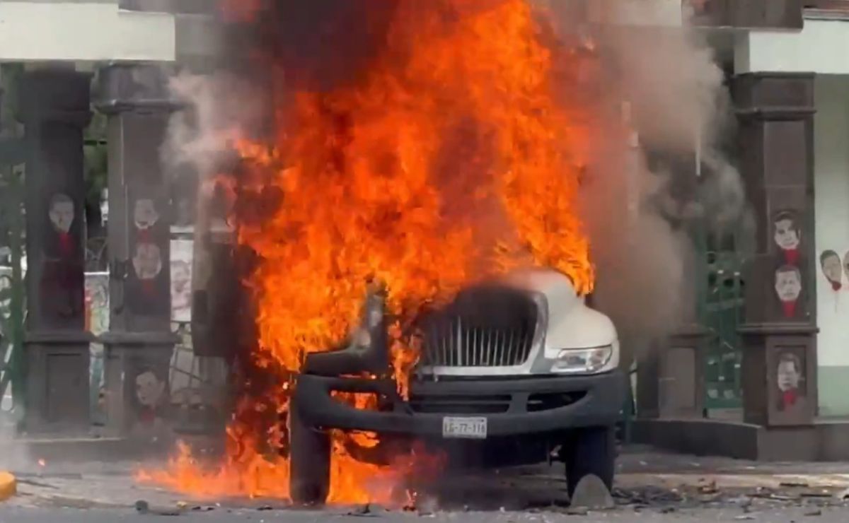 Normalistas de Ayotzinapa vandalizan el Campo Militar 1 A; incendian camión y lanzan petardos