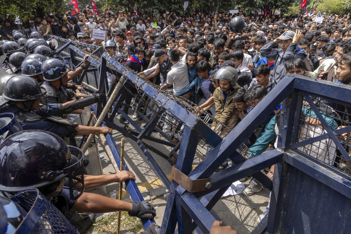 Caos en Nepal por protestas; renuncia el primer ministro