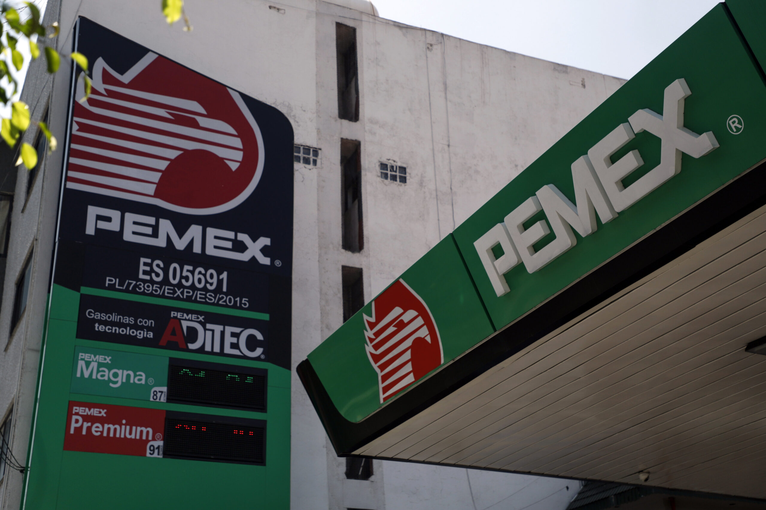 Sheinbaum afirma que su Gobierno debe pagar “la maldita deuda corrupta de Pemex”