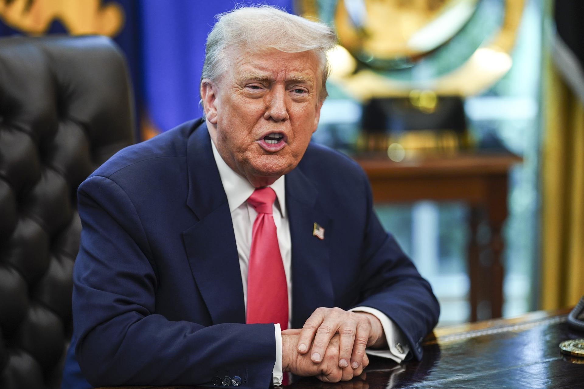 Trump reaparece con más de 40 mensajes en Truth Social tras rumores sobre su salud