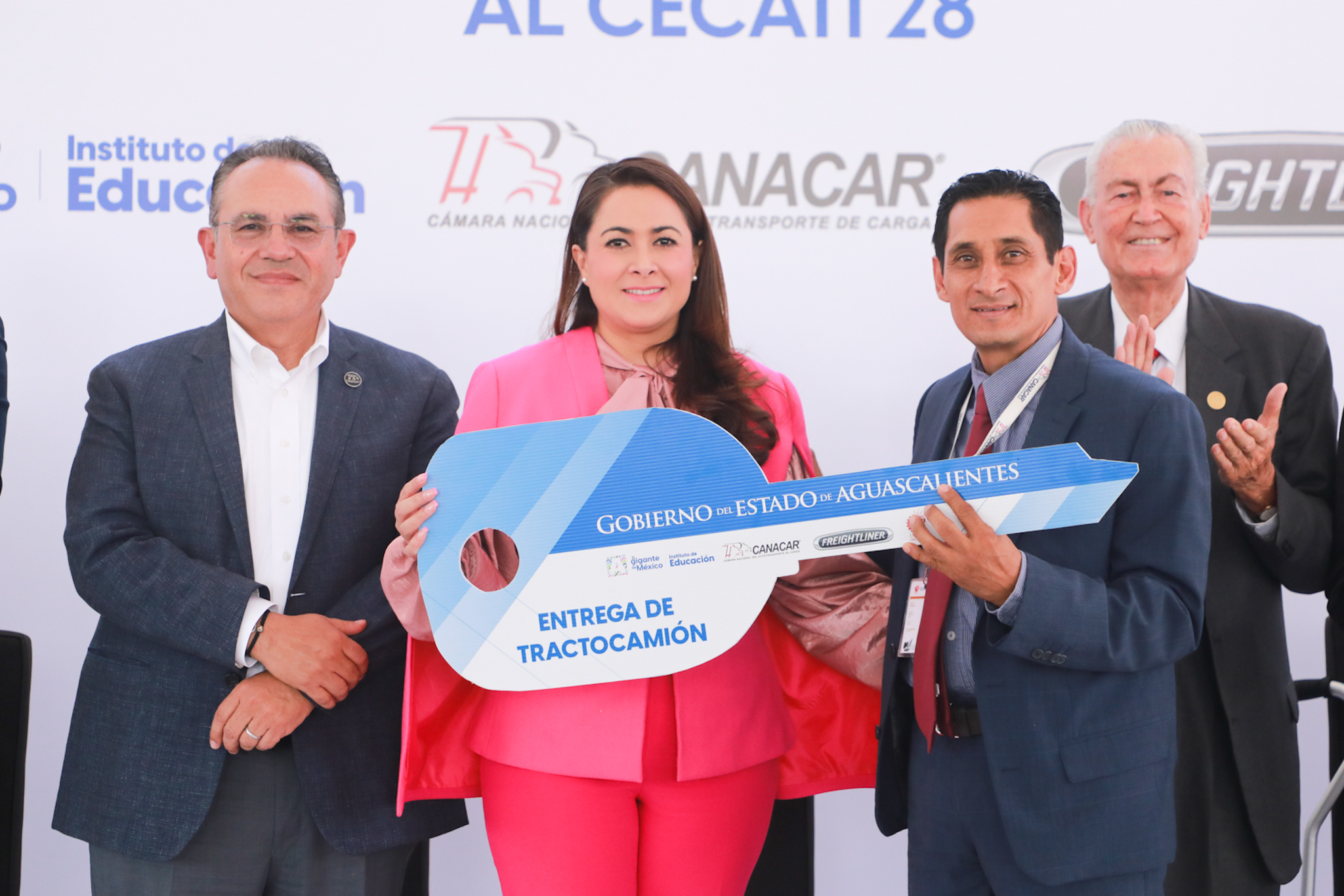Tere Jiménez encabeza entrega de un tractocamión y un simulador electrónico; mejorarán la capacitación de operadores del transporte