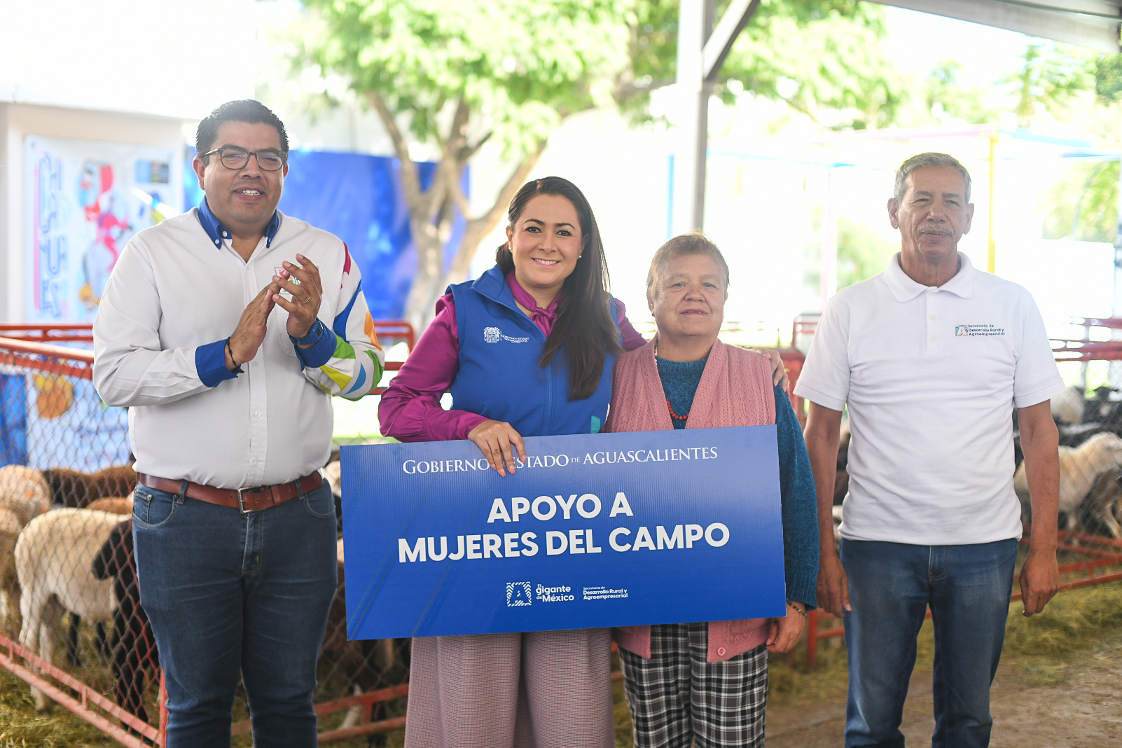 Tere Jiménez impulsa el emprendimiento de mujeres del campo con entrega de borregos